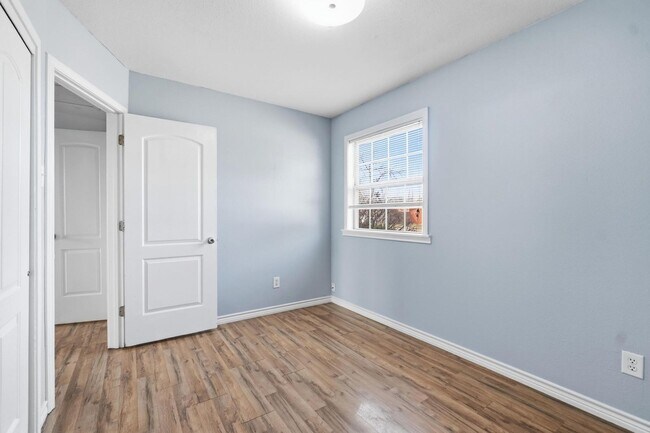 Building Photo - 1741 Pasadena Dr