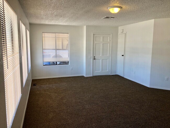 Building Photo - Spacious 2 Bedroom 2 Bath Home near River!