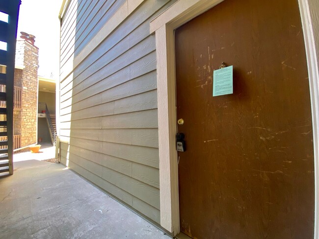 Building Photo - 1 Bed 1 Bath Aurora Condo Located Near Che...