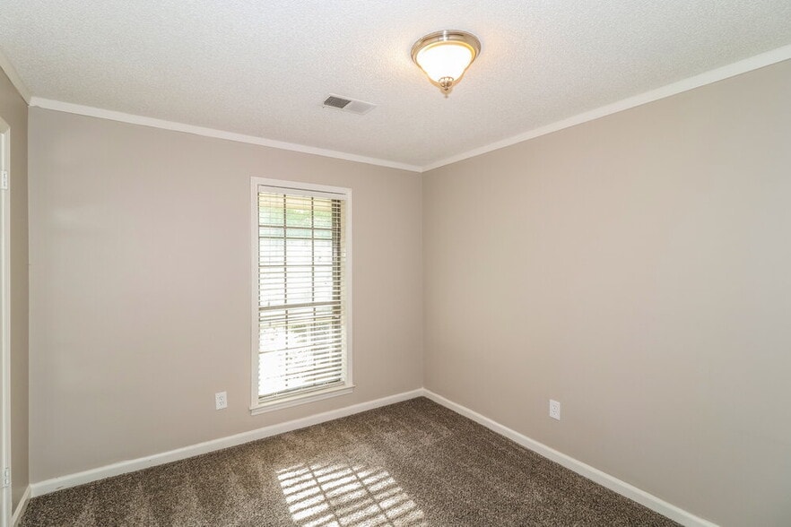 Building Photo - 6708 Henredon Dr
