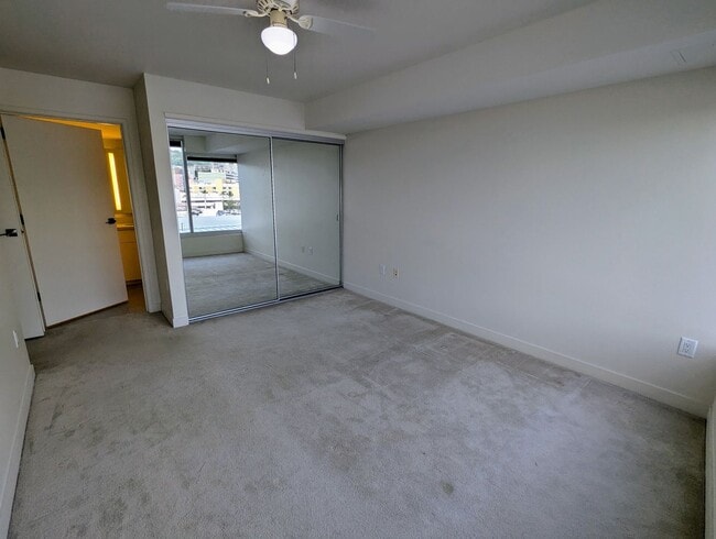 Building Photo - Symphony 2 Bed, 2 Bath, 1 Parking, Mountain views in Kakaako