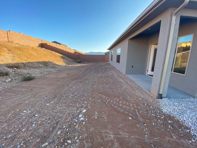 Building Photo - Beautiful 3 Bedroom Single Level Home in S...