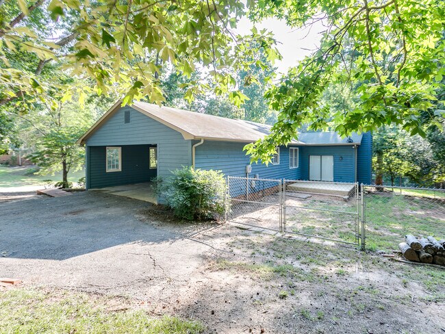 Building Photo - Spacious 3-Bed Home in District 6 with Pri...