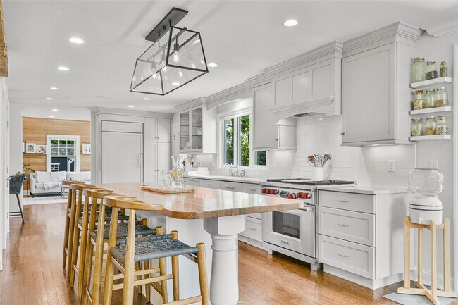 Building Photo - 685 Barrymore Ln