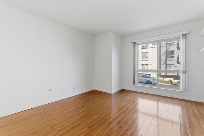 Building Photo - 1 Bed • 1 Bath Apartment with Balcony & Parking – Prime Oakland Location