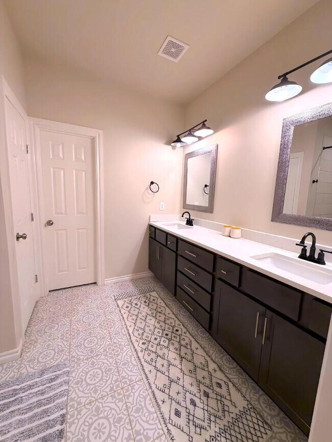 Building Photo - 3 Bed 2 Bath in NW OKC