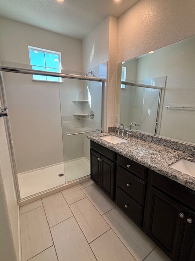 Building Photo - Beautiful Roseville House