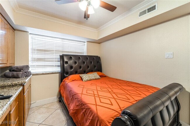 Building Photo - 2419 E Vegas Valley Dr