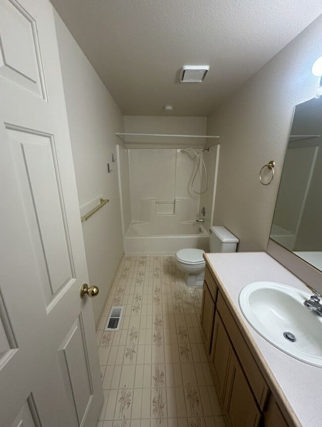 Building Photo - Ranch, 2 Bedroom + Bonus Room / Office.