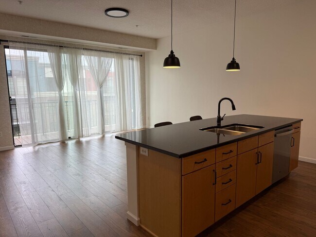 Building Photo - Luxury Condo Living in the Heart of Excelsior & Grand - Underground parking -Available NOW!