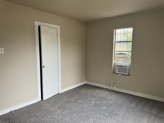 Building Photo - Move In Ready! Charming Corner Lot Home wi...