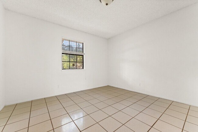 Building Photo - 1376 Poppy Ln