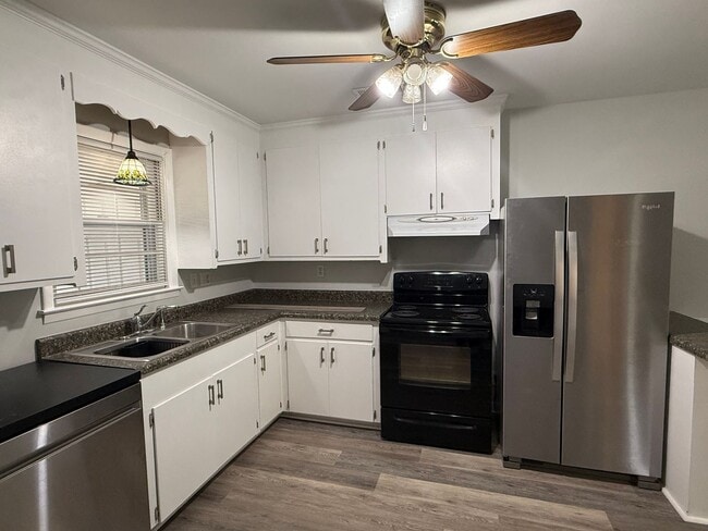 Building Photo - 2BR Duplex with Washer/Dryer + Fresh Updates + Lawn care included