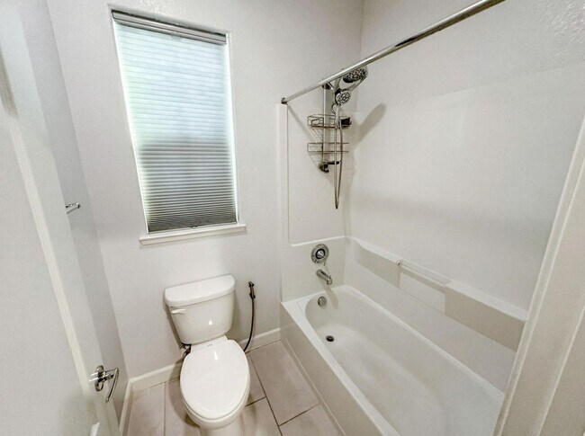 Building Photo - Beautiful 3BD Home in Hayward – Over 2,200 Sq Ft of Comfortable Living