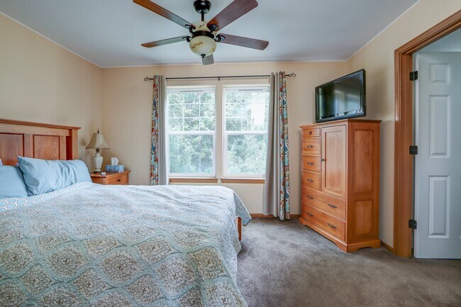 Building Photo - in town Kingston 3 bedroom townhome now available