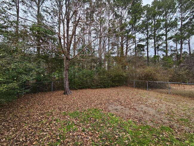 Building Photo - Affordable 2 Bedroom Duplex Off of Gum Bra...