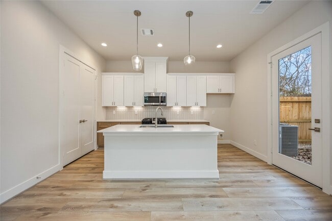 Building Photo - 6119 Campos Dr