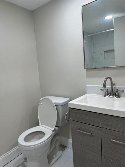 Building Photo - 2771 Riverside Dr