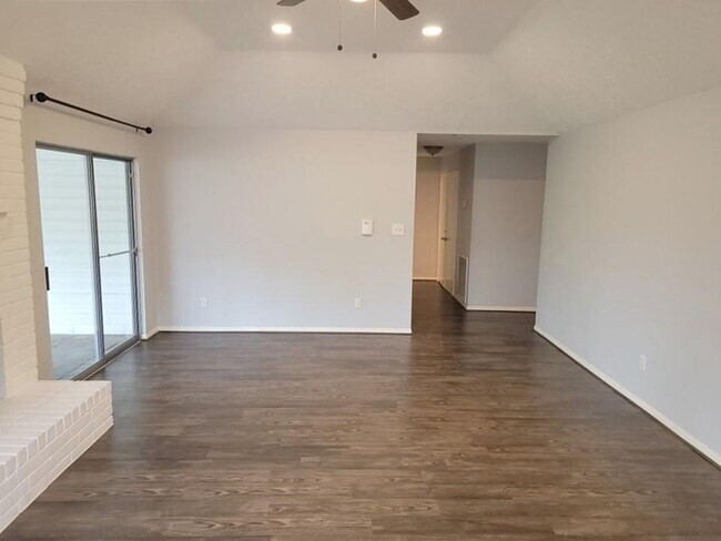 Building Photo - 9406 Walnut Glen Dr