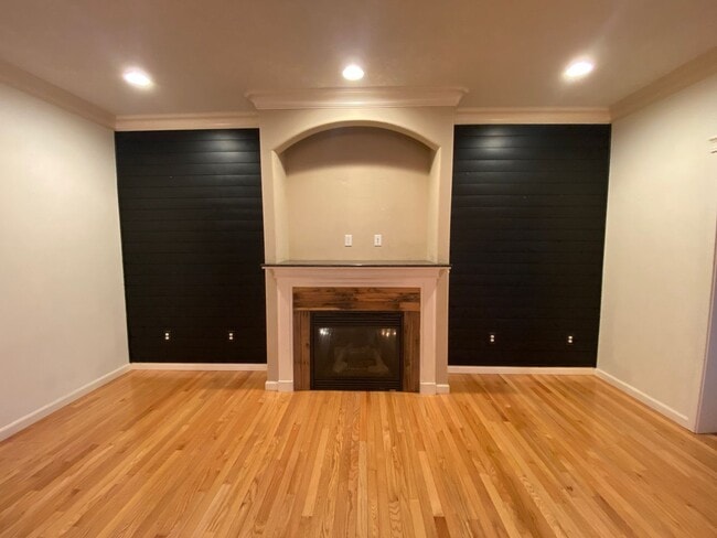 Building Photo - 4 Bedroom 2 1/2 Bath home in The Dalles