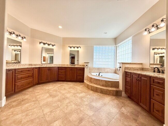 Building Photo - 4910 E Cordia Ln