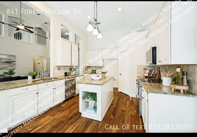 Building Photo - 841 Forest Hollow Dr