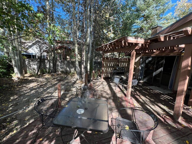 Building Photo - Large furnished 4 bedroom home with 2 car ...