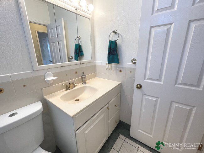 Building Photo - 3 Bedroom Home in Hayward