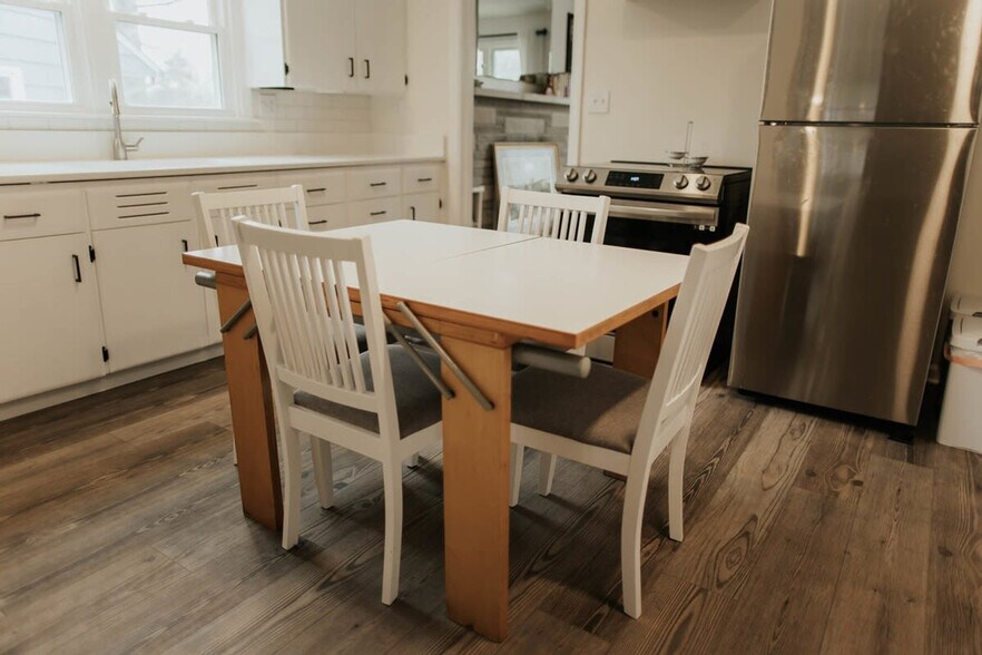 Building Photo - 909 S Mitchell St