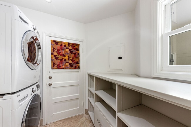 Building Photo - 2255 Beach St