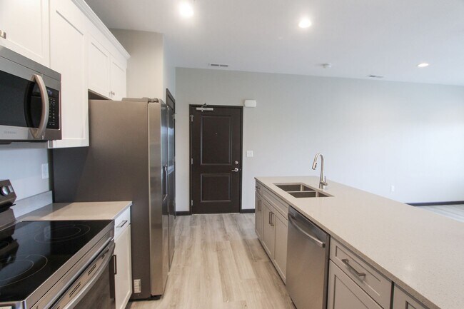 Building Photo - 2 Bed, 2 Bath Apartment in PRIME location!