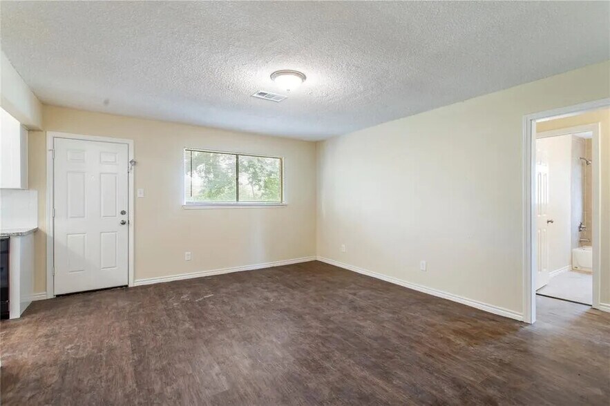 Building Photo - 5427 Bungalow Ln