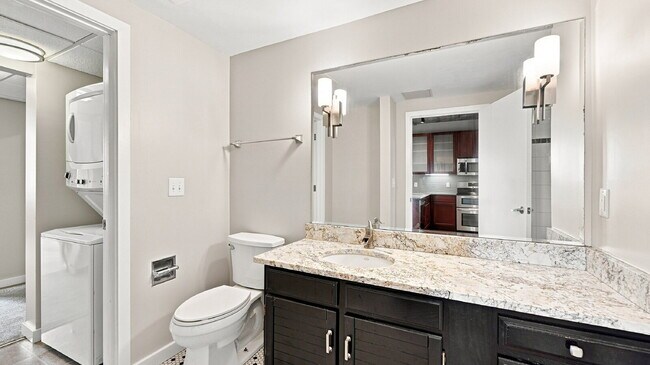 Building Photo - $2,820.95- 2 bed, 1 bath Condo in the heart of Denver with In Unit Laundry!