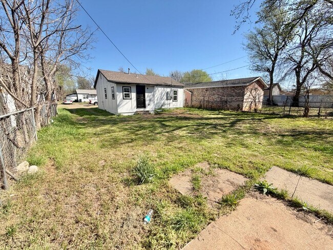 Building Photo - 2 bed newly renovated!