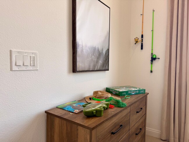 Building Photo - FULLY FURNISHED 3 BED 2.5 BATH 2 CAR GARAG...