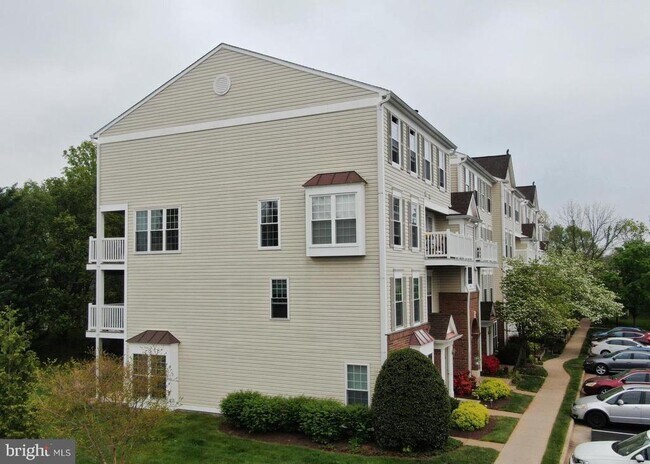 Building Photo - 46920 Courtyard Sq