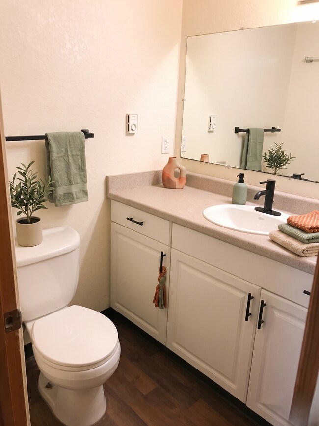 Building Photo - Magnolia Seattle 1-Bedroom Apartment for Rent | Off-Street Parking, Pet Friendly & On-Site Laundr...