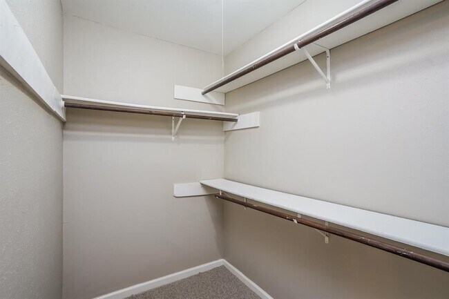 Building Photo - 17927 Lake Manor Dr