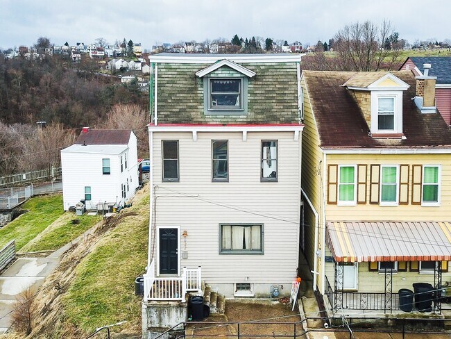 Building Photo - AVAILABLE JUNE 2026 - Spacious 4 Bedroom, 2 Bath Home Minutes from East Carson!