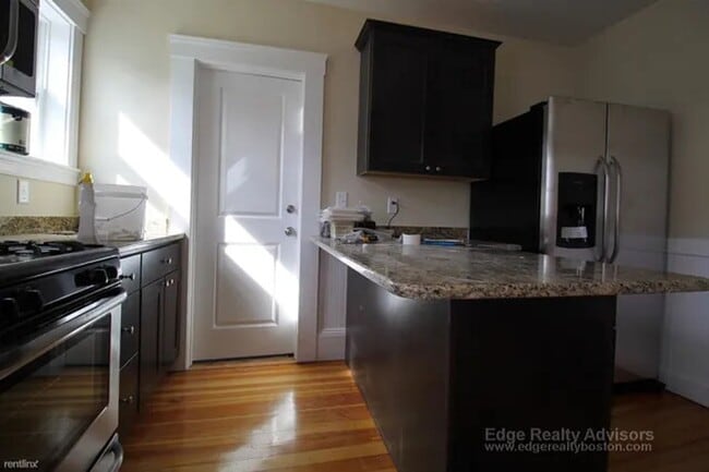 Building Photo - No Brokers Fee, In-Unit Washer and Dryer, Eat-in Kitchen, Stainless Steel Kitchen Appliances, Cen...
