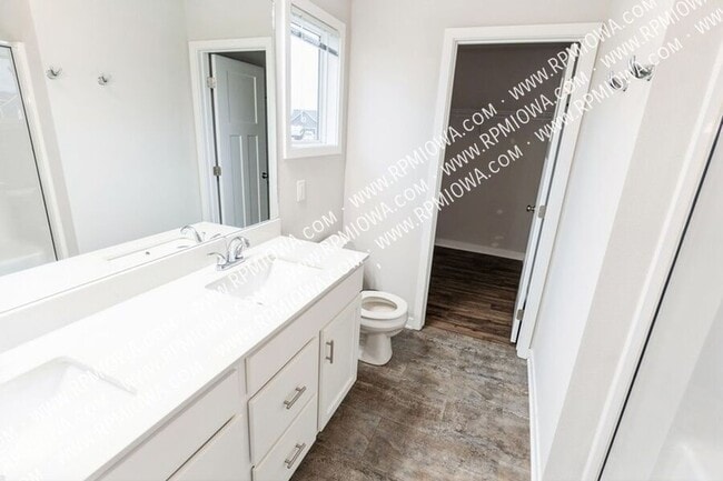 Building Photo - 16619 Oakwood Dr