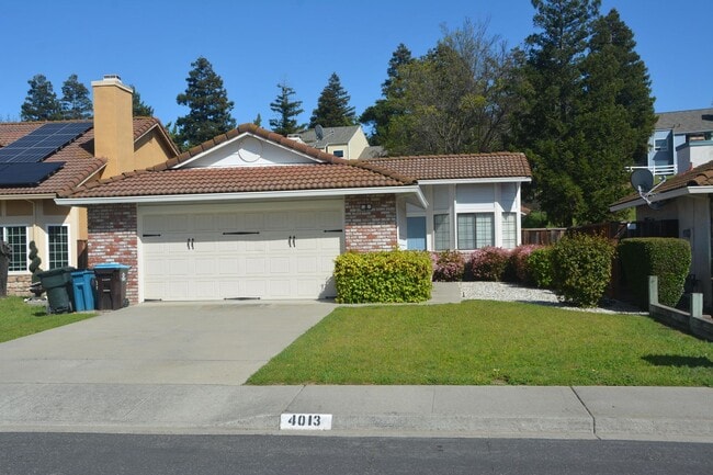 Primary Photo - Hillcrest area 2 bedroom, 2 bath with 2 ca...