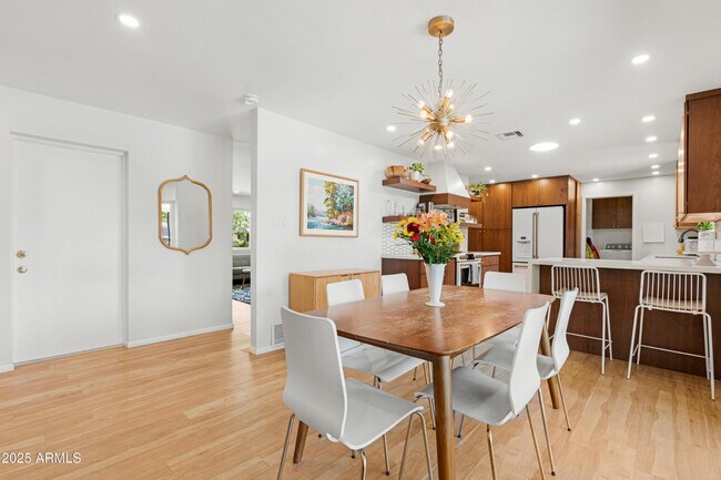 Building Photo - 1021 W Las Palmaritas Dr