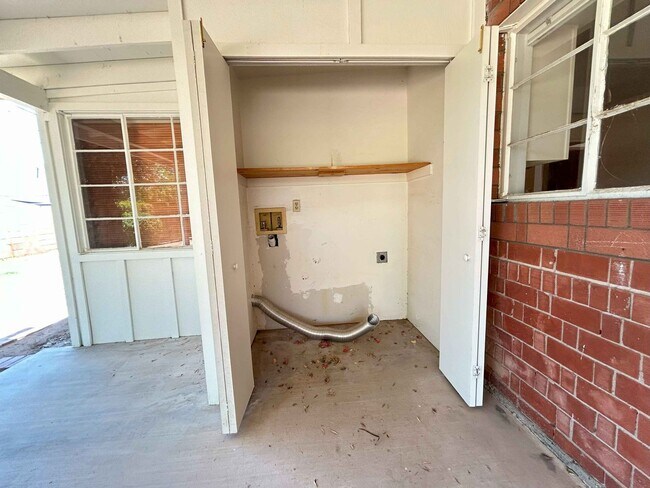 Building Photo - BEAUTIFUL RED BRICK HOME ON A LARGE CUL-DE...
