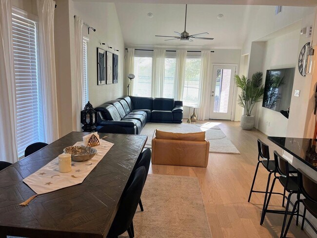 Building Photo - 10526 Wagner St