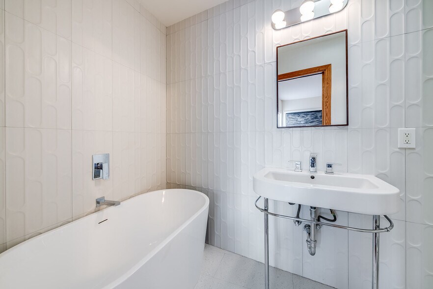 Building Photo - 2431 Carman Crest Dr