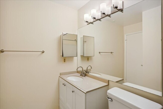 Building Photo - Ground Level Condo in Gaithersburg - 1 bed, 1 bath