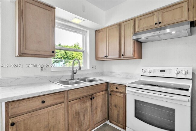 Building Photo - 2423 Jeffcott St