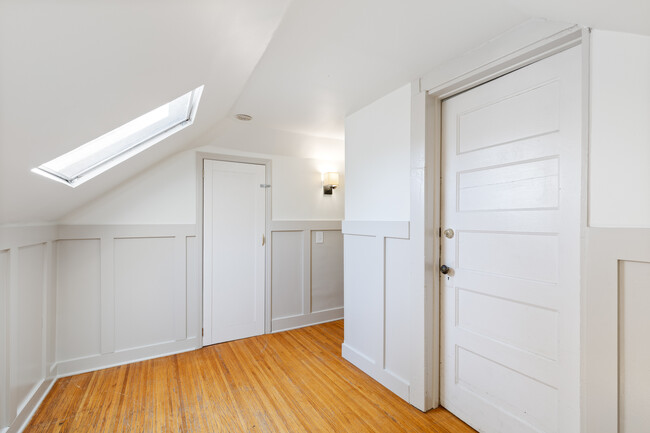 3rd Floor Hallway - 40 Thayer St