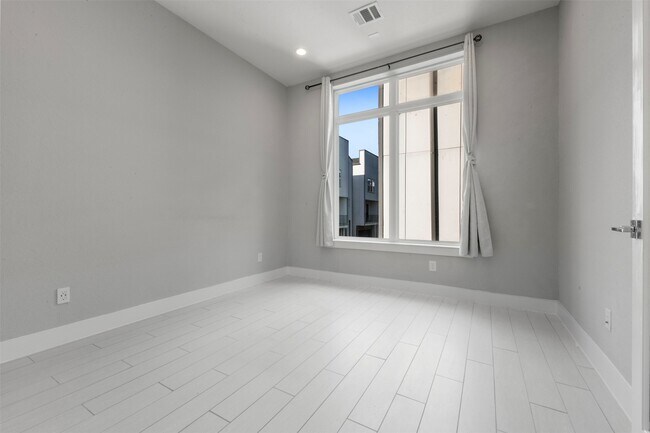 Building Photo - 6106 Clarkson Ln